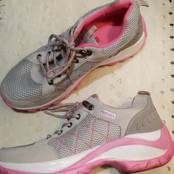 Fashion s size 9 and 1/2 sneakers - Picture 3 of 3